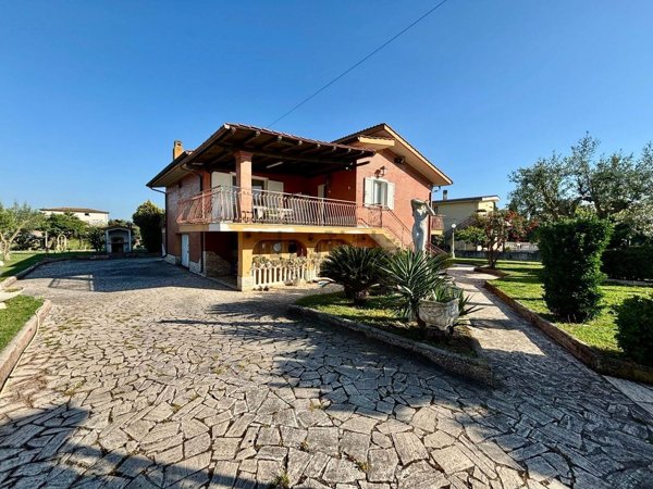 casa indipendente in vendita ad Aprilia in zona Fossignano