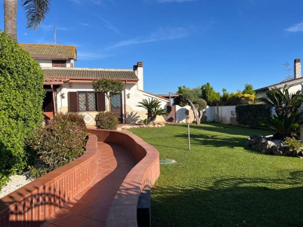 casa indipendente in vendita ad Aprilia in zona Fossignano