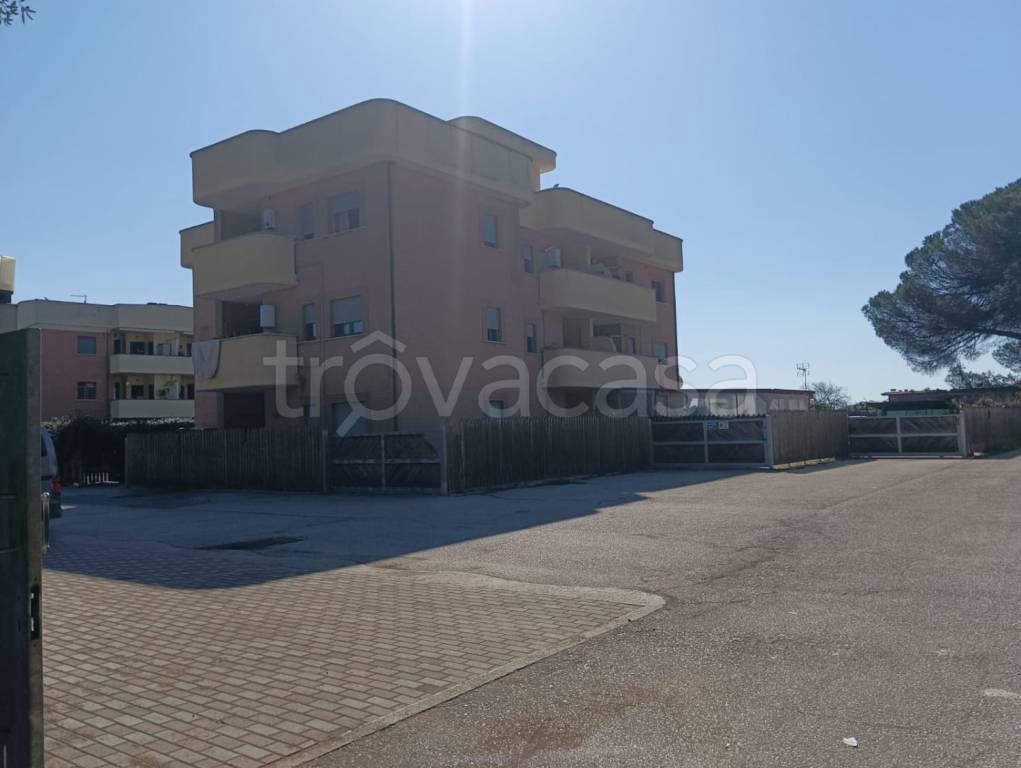 appartamento in vendita ad Aprilia in zona Campo di Carne