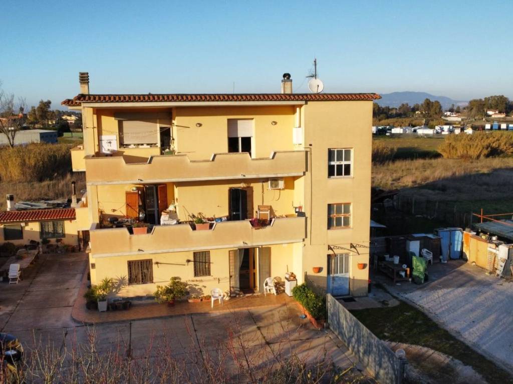 appartamento in vendita ad Aprilia in zona Campo di Carne