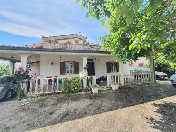 casa indipendente in vendita ad Aprilia in zona Casalazzara