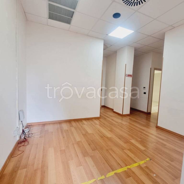 negozio in vendita ad Aprilia
