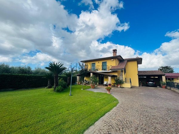 appartamento in vendita ad Aprilia in zona Casalazzara