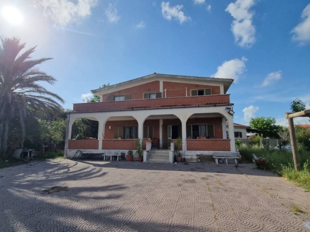 casa indipendente in vendita ad Aprilia in zona Riserva Nuova