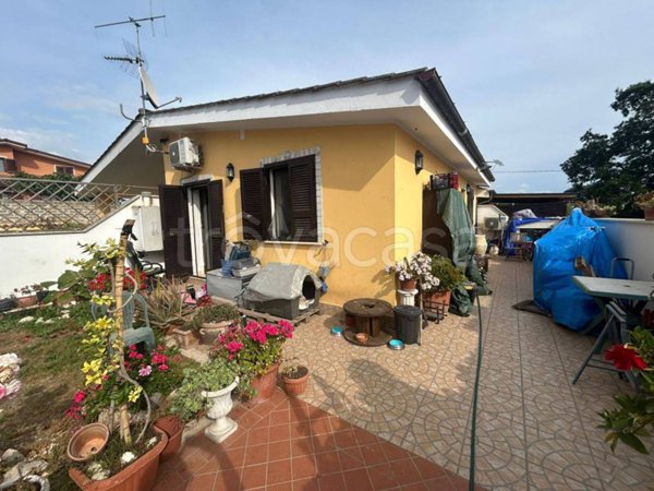 casa indipendente in vendita ad Aprilia in zona Cogna