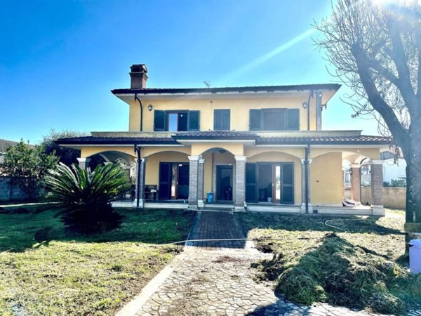casa indipendente in vendita ad Aprilia in zona Campo di Carne