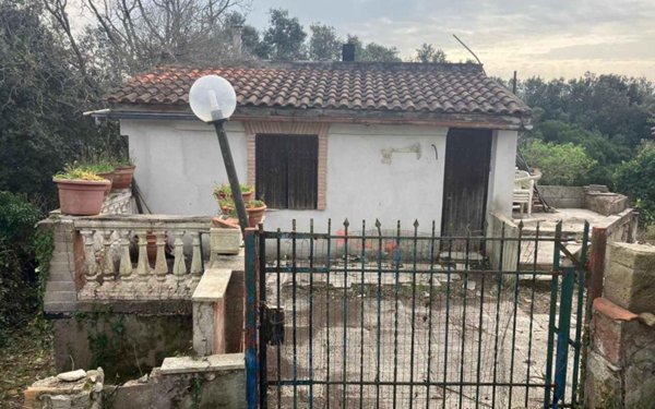 casa indipendente in vendita ad Aprilia in zona Fossignano