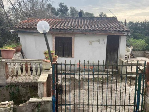 casa indipendente in vendita ad Aprilia in zona Fossignano