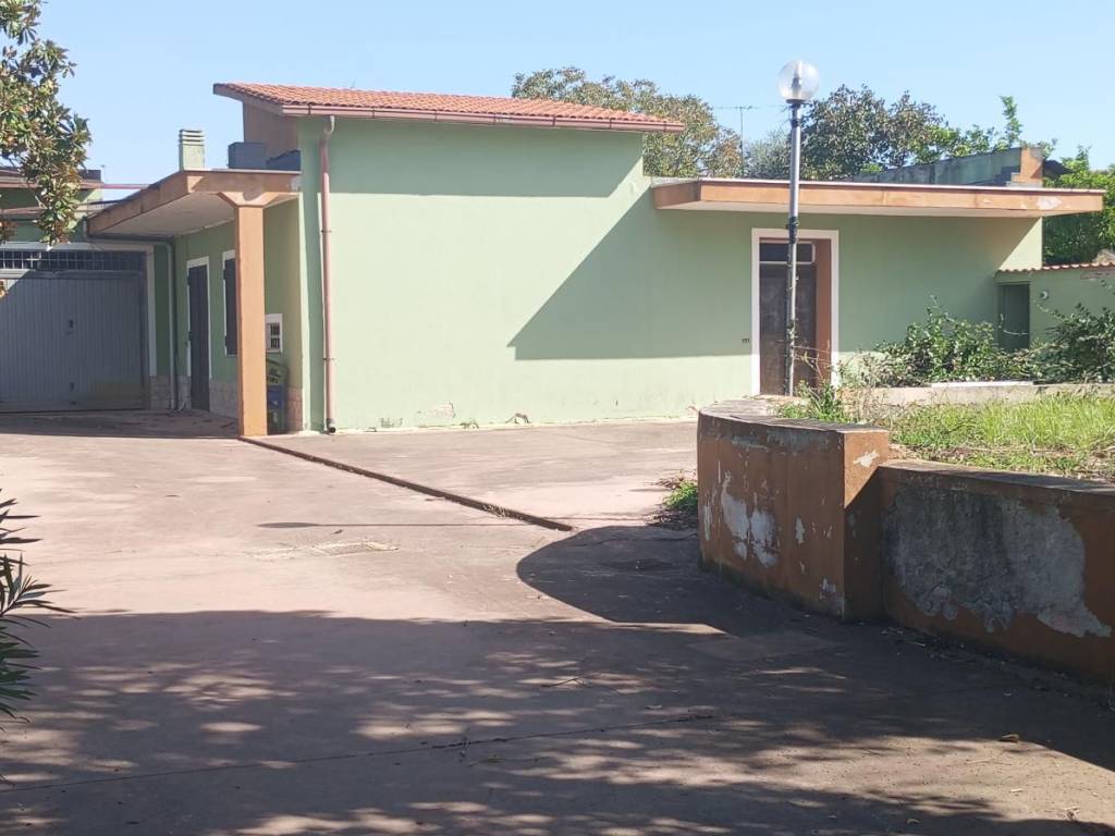 casa indipendente in vendita ad Aprilia in zona Casalazzara