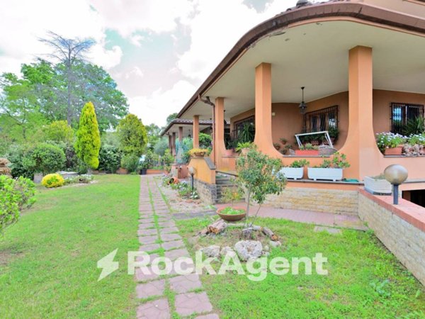 casa indipendente in vendita ad Aprilia in zona Casalazzara