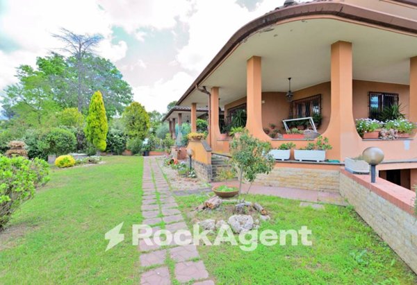 casa indipendente in vendita ad Aprilia in zona Casalazzara