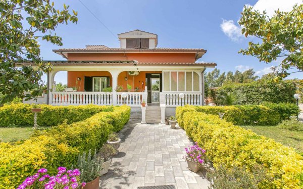 casa indipendente in vendita ad Aprilia in zona Fossignano