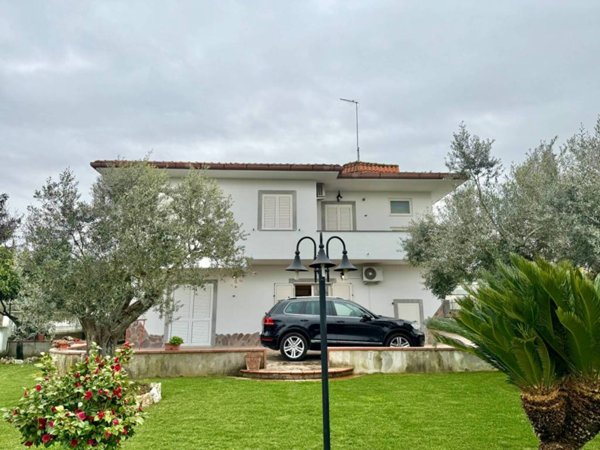 casa indipendente in vendita ad Aprilia in zona Fossignano