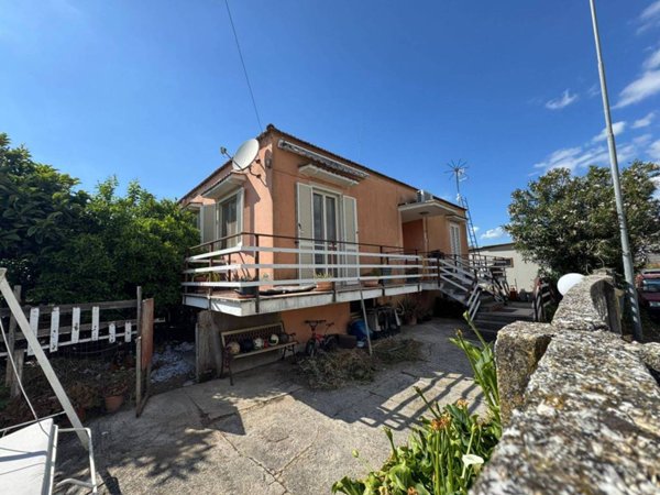 casa indipendente in vendita ad Aprilia in zona Fossignano
