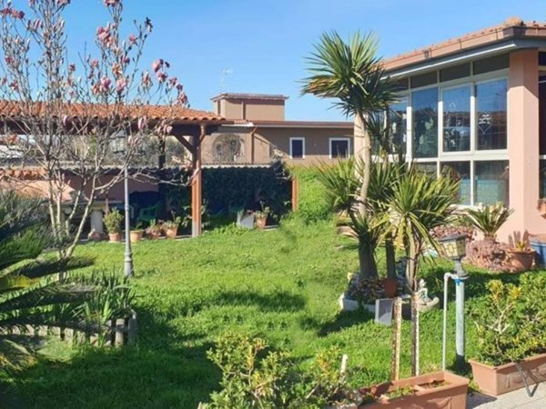 casa indipendente in vendita ad Aprilia in zona Cogna