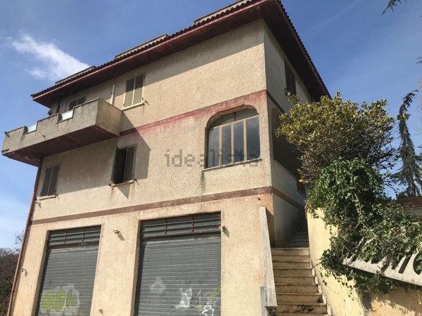 casa indipendente in vendita ad Aprilia in zona Fossignano