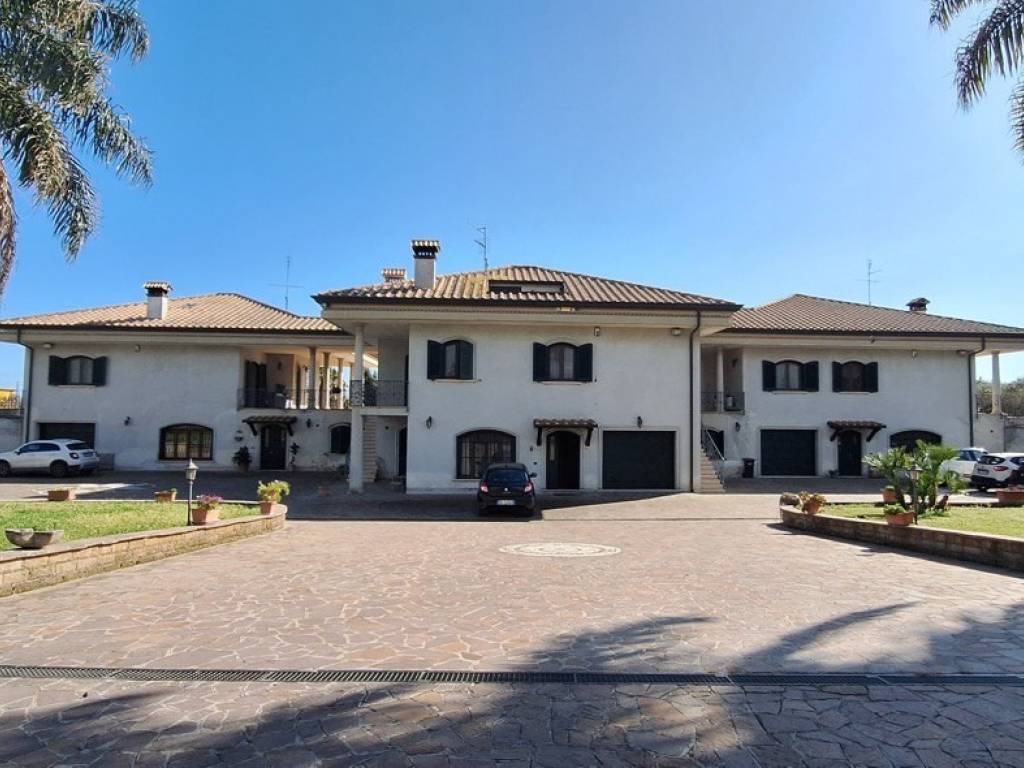 casa indipendente in vendita ad Aprilia in zona Campo di Carne
