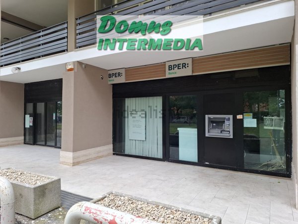 locale commerciale in vendita ad Aprilia