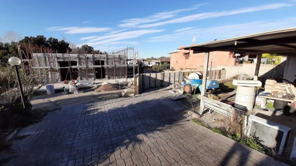 casa indipendente in vendita ad Aprilia in zona Fossignano