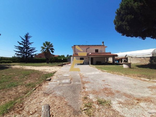 casa indipendente in vendita ad Aprilia in zona Campo di Carne