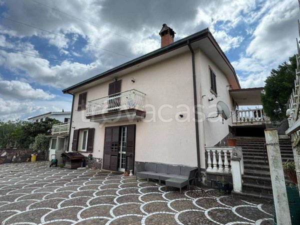 casa indipendente in vendita ad Aprilia in zona Cogna