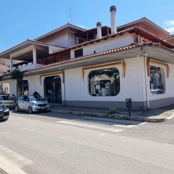 negozio in vendita ad Aprilia