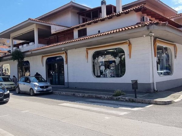 negozio in vendita ad Aprilia