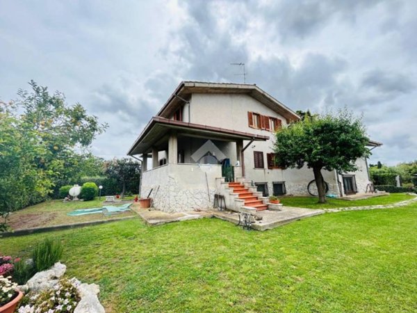 casa indipendente in vendita ad Aprilia in zona Fossignano