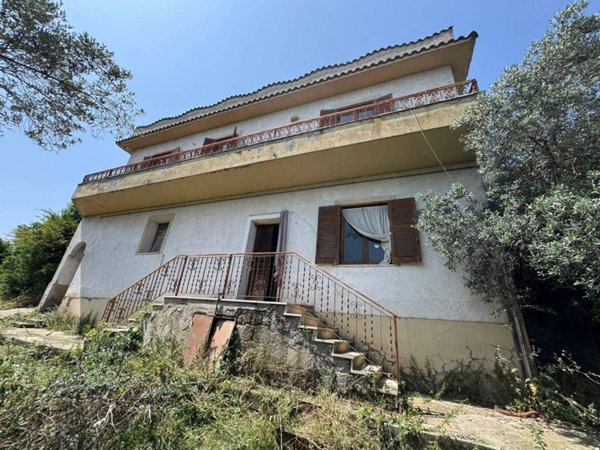 casa indipendente in vendita ad Aprilia in zona Casalazzara