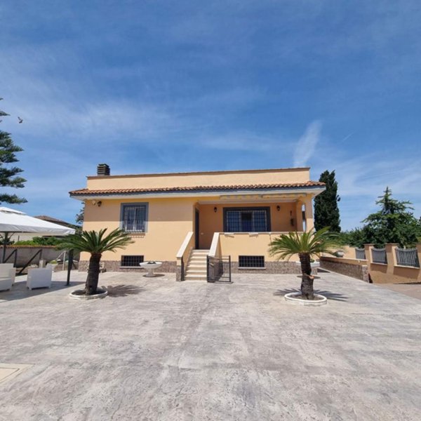 casa indipendente in vendita ad Aprilia in zona Fossignano