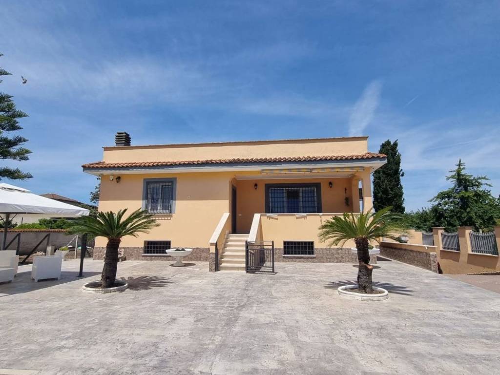 casa indipendente in vendita ad Aprilia in zona Fossignano