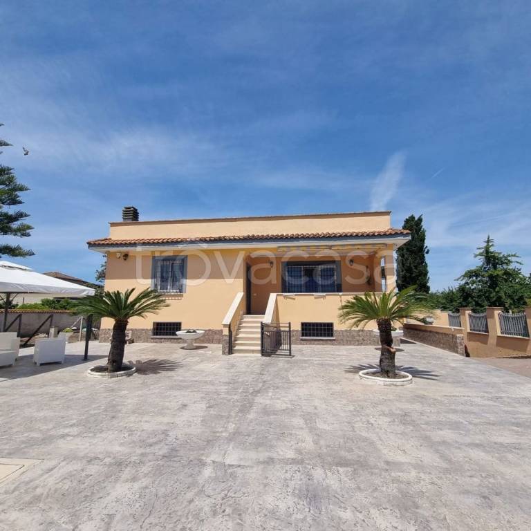 casa indipendente in vendita ad Aprilia in zona Fossignano