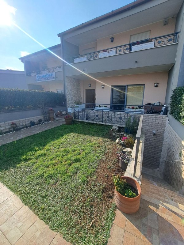 pentavano in vendita ad Aprilia