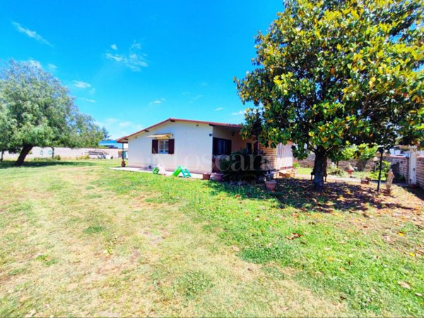 casa indipendente in vendita ad Aprilia in zona Campo di Carne