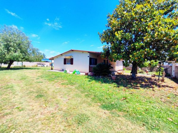 casa indipendente in vendita ad Aprilia in zona Campo di Carne