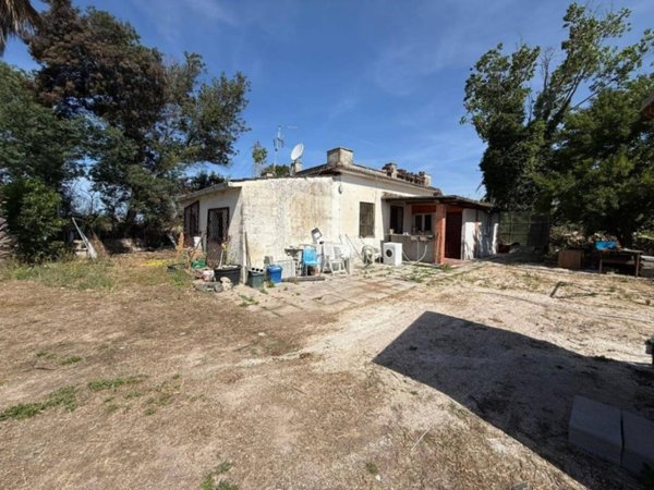 casa indipendente in vendita ad Aprilia in zona Campo di Carne