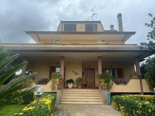 casa indipendente in vendita ad Aprilia in zona Fossignano