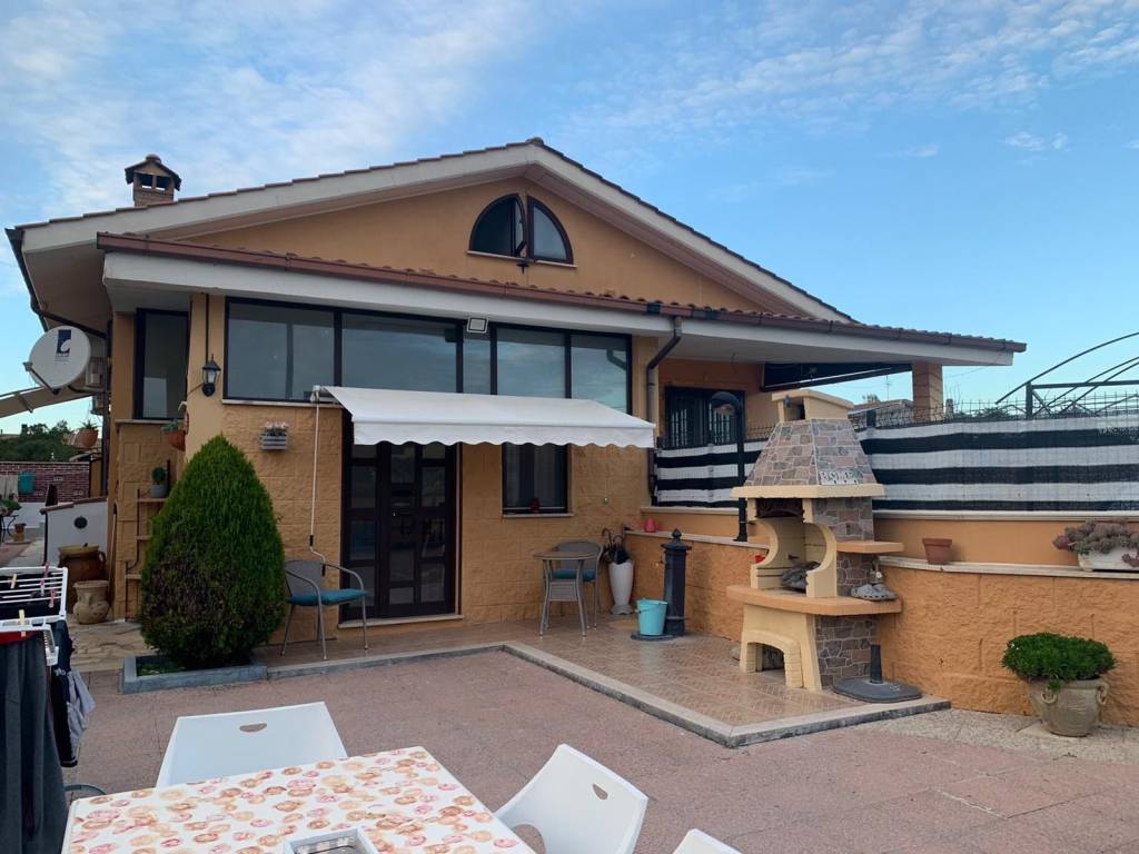 casa indipendente in vendita ad Aprilia in zona Cogna