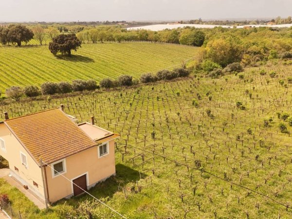 casa indipendente in vendita ad Aprilia in zona Campoleone