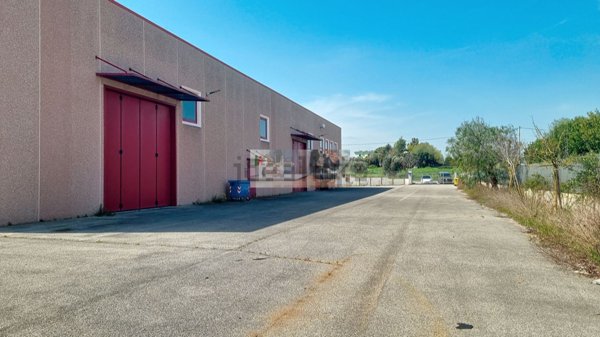 capannone in vendita ad Aprilia