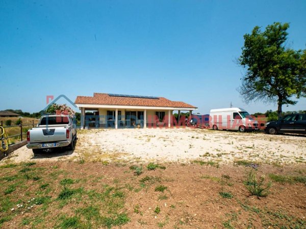 casa indipendente in vendita ad Aprilia in zona Fossignano