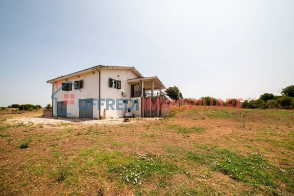 casa indipendente in vendita ad Aprilia in zona Fossignano