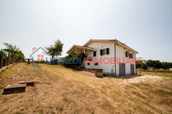 casa indipendente in vendita ad Aprilia in zona Fossignano