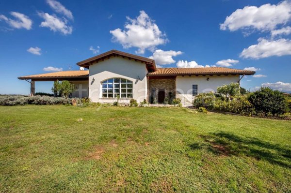 casa indipendente in vendita ad Aprilia in zona Casalazzara