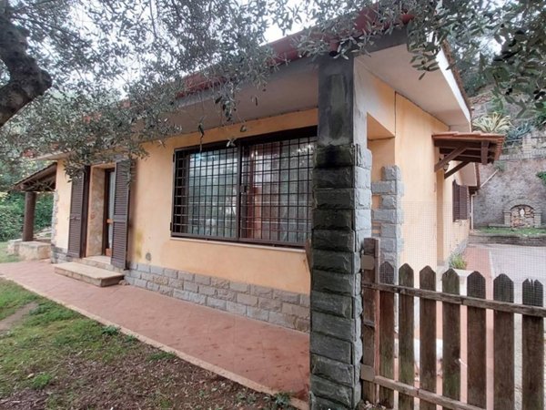 casa indipendente in vendita ad Aprilia in zona Casalazzara