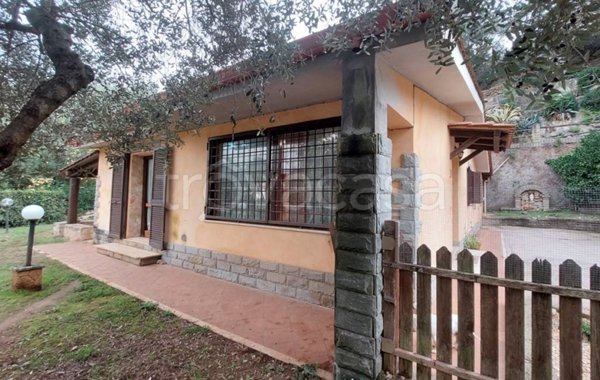 casa indipendente in vendita ad Aprilia in zona Casalazzara