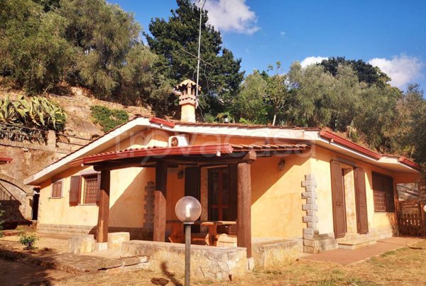 casa indipendente in vendita ad Aprilia in zona Casalazzara