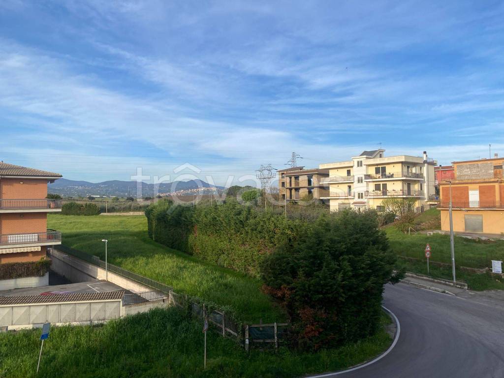 appartamento in vendita ad Aprilia in zona Campoleone