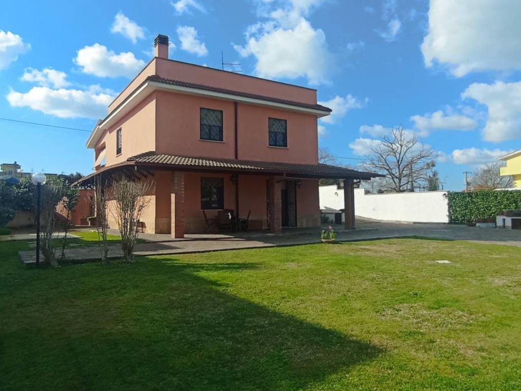 casa indipendente in vendita ad Aprilia in zona Casalazzara