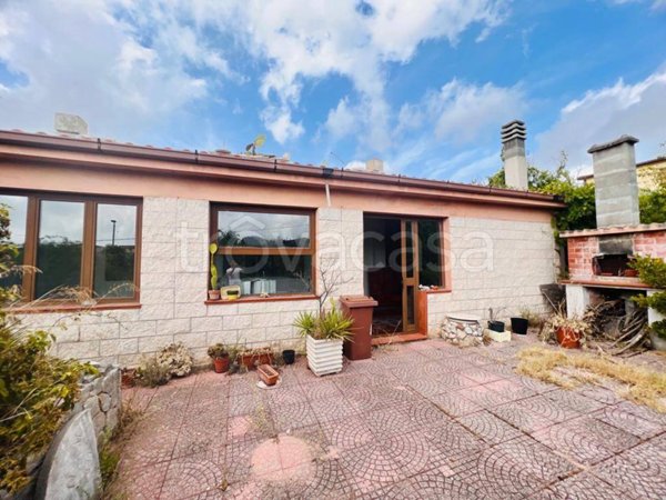casa indipendente in vendita ad Aprilia in zona Fossignano
